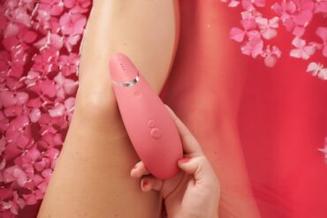 Combien de temps peux-tu laisser un butt plug en place ? Un sexologue répond !